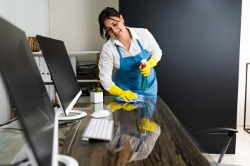 Limpieza y desinfección profesional de una oficina