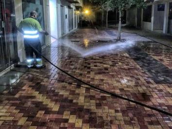 Limpieza a presión de un área común